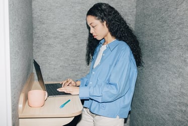 Femme travaillant sur un ordinateur portable dans un espace de travail calme.