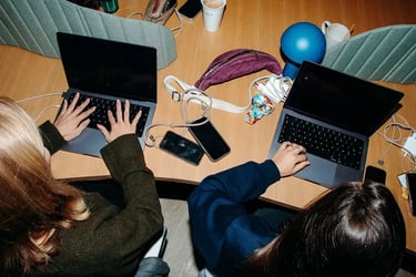 Deux personnes collaborent sur un écran d'ordinateur pour analyser des candidatures